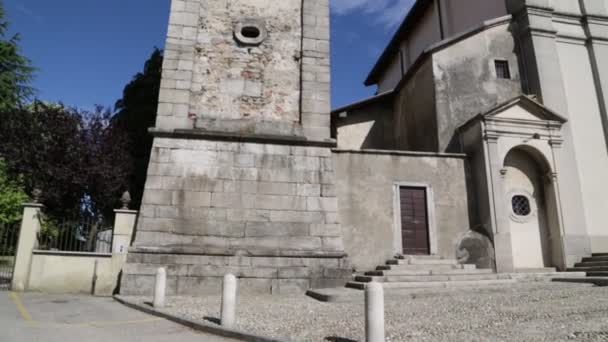 Sumirago イタリアで古代のカトリック教会と時計塔します — ストック動画