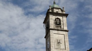 Kule antik Katolik Kilisesi ve saat SUMIRAGO, İtalya 