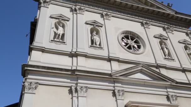 在意大利的奥贾特漫画的古代天主教教堂的立面上的雕塑的底部视图 — 图库视频影像