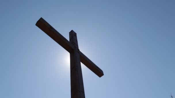 Niedrige Winkelaufnahme Des Holzkreuzes Gegen Blauen Himmel Und Sonnenlicht Italien — Stockvideo
