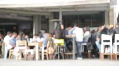 şehir merkezinde barda insanlar