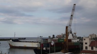 bulutlu günde Kıbrıs limanının görüntüleri