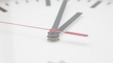 atık zaman ve iş kavramı gibi beyaz arka plan üzerinde kırmızı ve siyah oklar ile saat, 