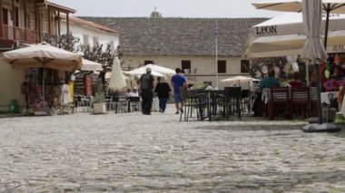 şehir merkezinde barda insanlar