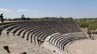 Ürdün'de antik ruins yakınındaki yürüyen turist