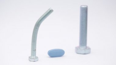 beyaz yüzeyde erkek ereksiyon kavramı olarak vida yakın çekim görüntüleri