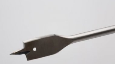 Manuel çalışma kavramı gibi beyaz arka planda bir matkap biti sayısının on sekiz dönüşü