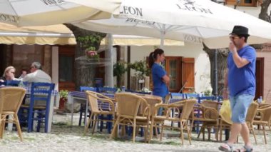 şehir merkezinde barda insanlar