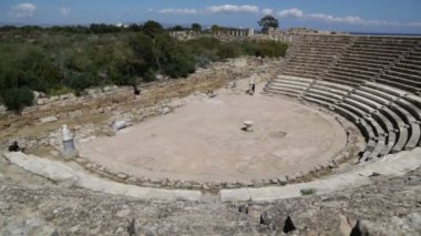 Ürdün'de antik ruins yakınındaki yürüyen turist