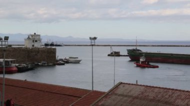 bulutlu günde Kıbrıs limanının görüntüleri
