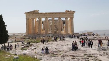 akropolis antik kalıntıları yakınında yürüyen turistler, Atina, Yunanistan 