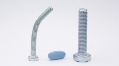 beyaz yüzeyde erkek ereksiyon kavramı olarak vida yakın çekim görüntüleri