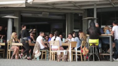 şehir merkezinde barda insanlar