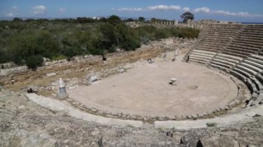 Ürdün'de antik ruins yakınındaki yürüyen turist