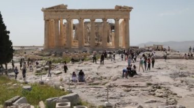 akropolis antik kalıntıları yakınında yürüyen turistler, Atina, Yunanistan 