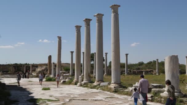 Τουρίστες Περπάτημα Κοντά Παλαιά Ερείπια Στην Ιορδανία — Αρχείο Βίντεο