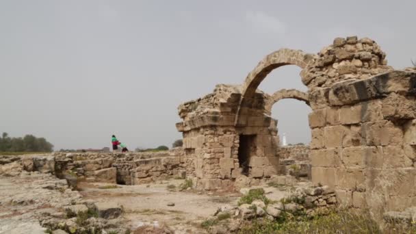 Turyści Chodzą Pobliżu Zabytkowych Ruin Pafos Cypr — Wideo stockowe