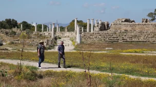 Τουρίστες Περπάτημα Κοντά Παλαιά Ερείπια Στην Ιορδανία — Αρχείο Βίντεο