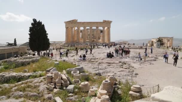 Akropolis Antik Kalıntıları Yakınında Yürüyen Turistler Atina Yunanistan — Stok video