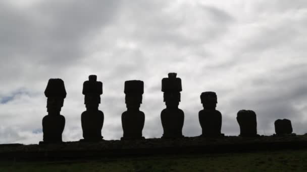 Moai Monolityczne Postacie Ludzkie Rzeźbione Przez Ludzi Rapa Nui Wyspie — Wideo stockowe