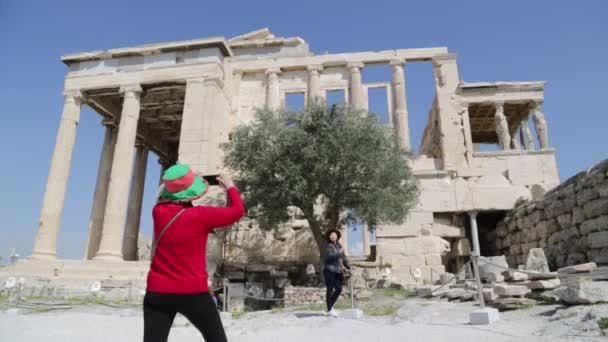 Turister Som Går Nära Antika Ruiner Akropolis Aten Grekland — Stockvideo