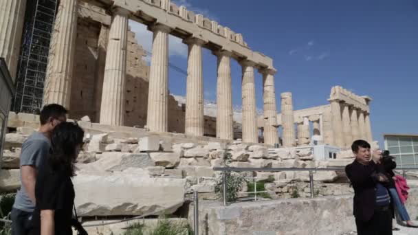 アクロポリス アテネ ギリシャのアンティーク遺跡の近くを歩く観光客 — ストック動画