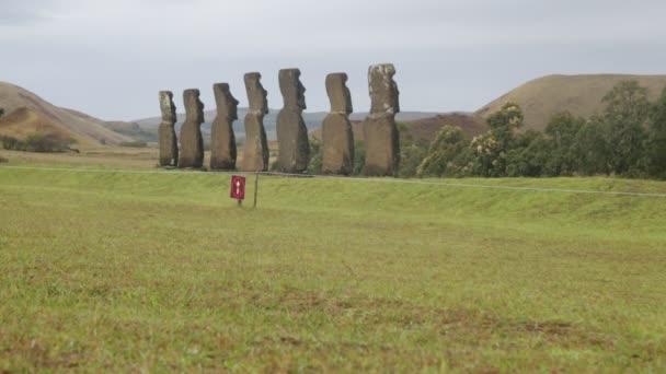 Moai Monolityczne Postacie Ludzkie Rzeźbione Przez Ludzi Rapa Nui Wyspie — Wideo stockowe