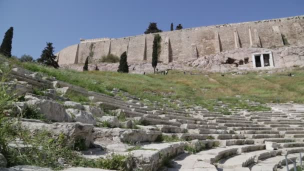 アクロポリス アテネ ギリシャのアンティーク遺跡の近くを歩く観光客 — ストック動画