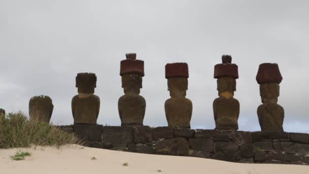 Moai Figuras Humanas Monolíticas Talladas Por Pueblo Rapa Nui Isla — Vídeo de stock