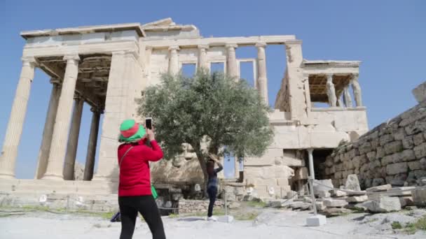 アクロポリス アテネ ギリシャのアンティーク遺跡の近くを歩く観光客 — ストック動画