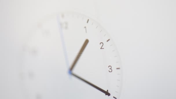 compte à rebours et horloge avec des flèches sur l'écran, comme le concept de délai et de perdre du temps 