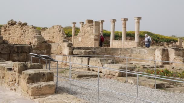 Τουρίστες Πόδια Κοντά Αντίκες Στην Πάφο Κύπρος — Αρχείο Βίντεο