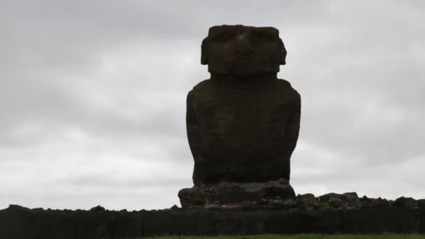 Moai Monolithische Menselijke Figuur Gesneden Door Rapa Nui Mensen Paaseiland — Stockvideo