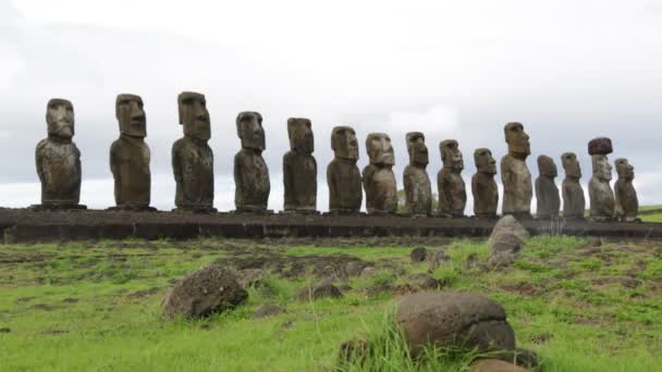 Moai Monolitikus Emberi Alakok Faragott Rapa Nui Emberek Húsvét Szigeten — Stock videók