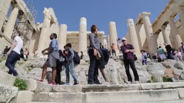 Τουρίστες Που Περπατούν Κοντά Στα Αρχαία Ερείπια Της Ακρόπολης Αθήνα — Αρχείο Βίντεο