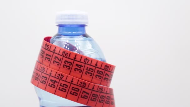 Botella Agua Cinta Métrica Roja Con Espacio Para Copiar Como — Vídeos de Stock