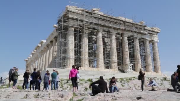 Toeristen Wandelen Buurt Van Antieke Ruïnes Van Akropolis Athene Griekenland — Stockvideo