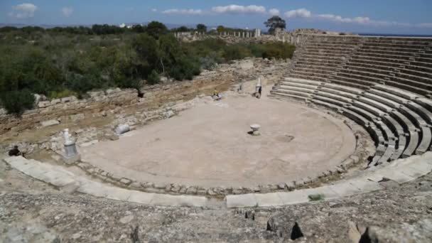 Τουρίστες Περπάτημα Κοντά Παλαιά Ερείπια Στην Ιορδανία — Αρχείο Βίντεο