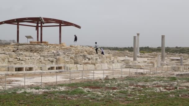 Turister Der Går Nærheden Antikke Ruiner Cyprus – Stock-video