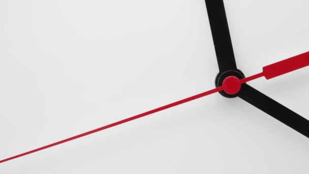 Reloj Con Flechas Rojas Negras Sobre Fondo Blanco Como Concepto — Vídeos de Stock