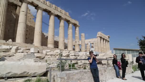 アクロポリス アテネ ギリシャのアンティーク遺跡の近くを歩く観光客 — ストック動画