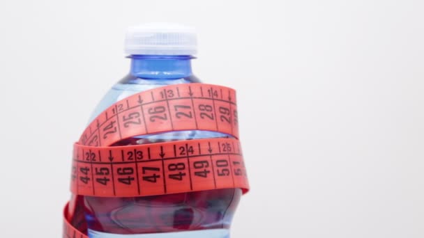 一瓶水和红色测量磁带与复制空间 如生活方式和饮食的概念 — 图库视频影像