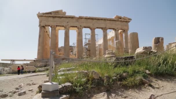 Τουρίστες Που Περπατούν Κοντά Στα Αρχαία Ερείπια Της Ακρόπολης Αθήνα — Αρχείο Βίντεο