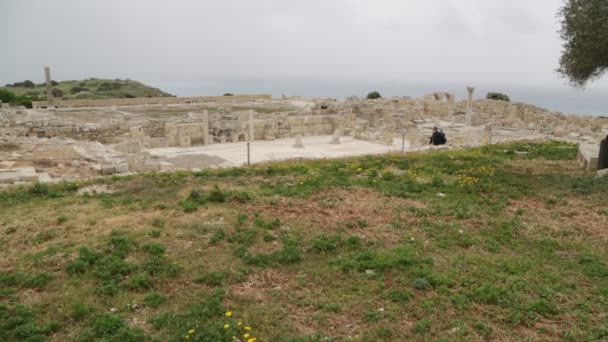 Toeristen Wandelen Buurt Van Antieke Ruïnes Cyprus — Stockvideo