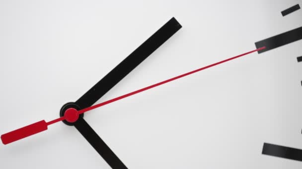 無駄な時間と仕事の概念のように 白い背景に赤と黒の矢印を持つ時計 — ストック動画