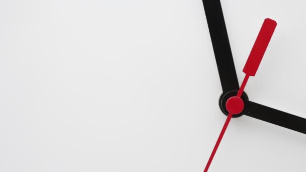 Reloj Con Flechas Rojas Negras Sobre Fondo Blanco Como Concepto — Vídeos de Stock