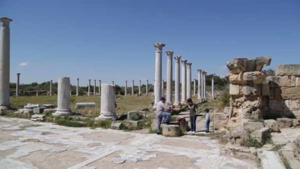 Τουρίστες Περπάτημα Κοντά Παλαιά Ερείπια Στην Ιορδανία — Αρχείο Βίντεο