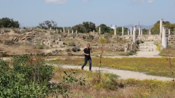 Turis Berjalan Dekat Reruntuhan Antik Yordania — Stok Video