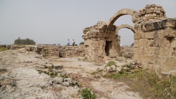 游客走在帕福斯古董废墟附近 塞浦路斯 — 图库视频影像