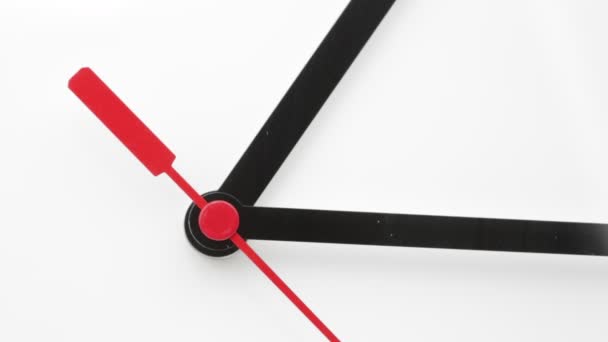 Reloj Con Flechas Rojas Negras Sobre Fondo Blanco Como Concepto — Vídeos de Stock